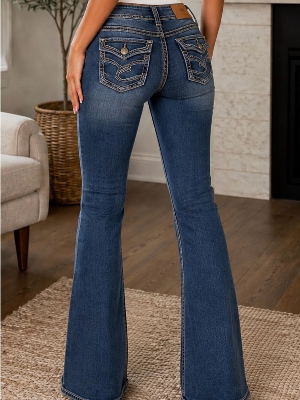 Silver Jeans Women’s Blue Slim Straight Jeans with Embroidered Back Pockets